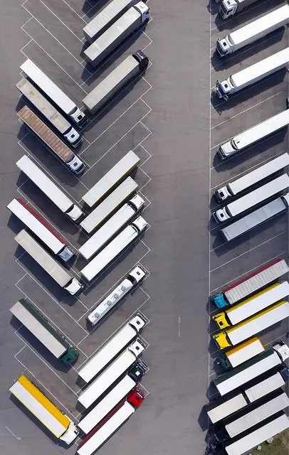 Vista aérea de camiones estacionados en un parking logístico